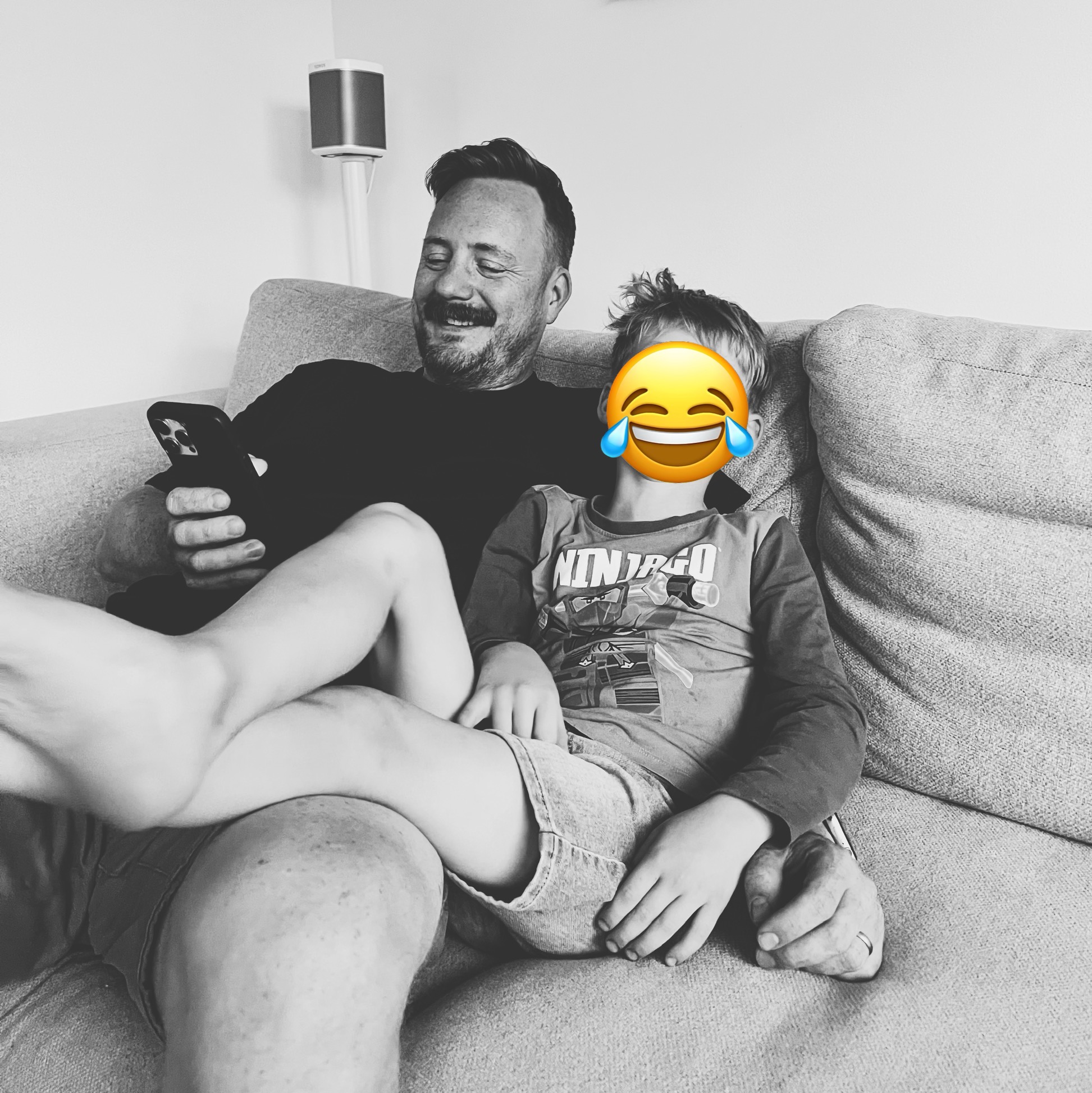 Papa Roman und Max beim gemeinsamen Testen von WitzBlitz